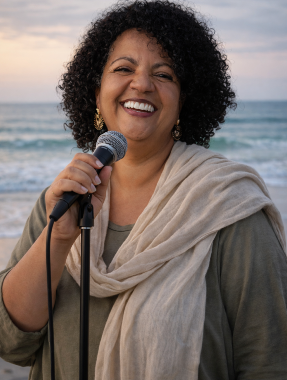 Sängerin am Strand bei Sonnenuntergang
